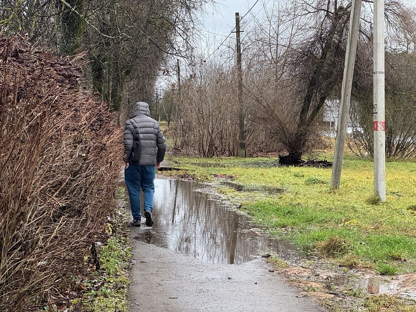 Жители Снегирей жалуются на «вечные» лужи