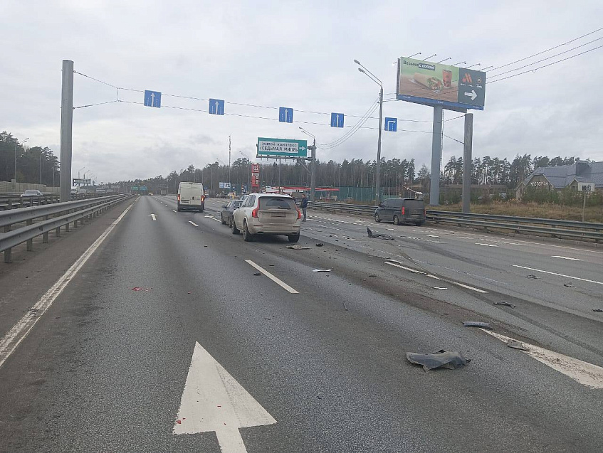 Сотрудники полиции разбираются в обстоятельствах ДТП на Новорижском шоссе