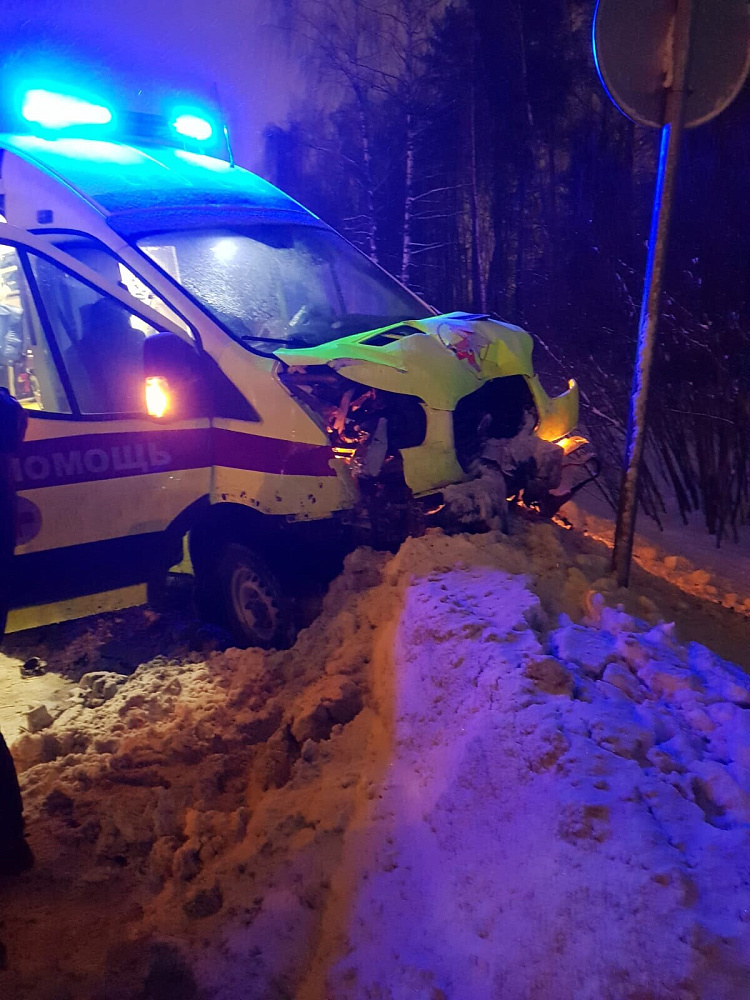 Машина скорой помощи попала в ДТП в Дедовске