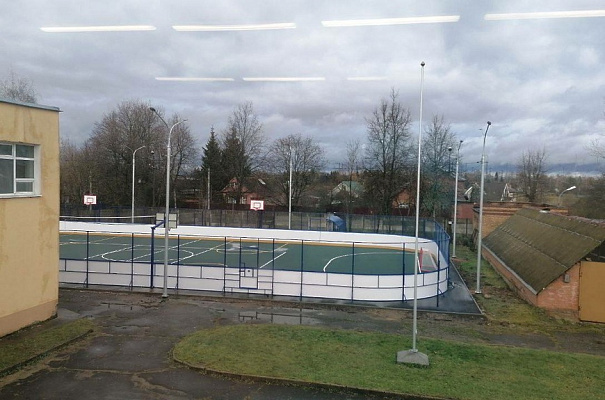 На территории Октябрьской школы завершили устройство хоккейной коробки