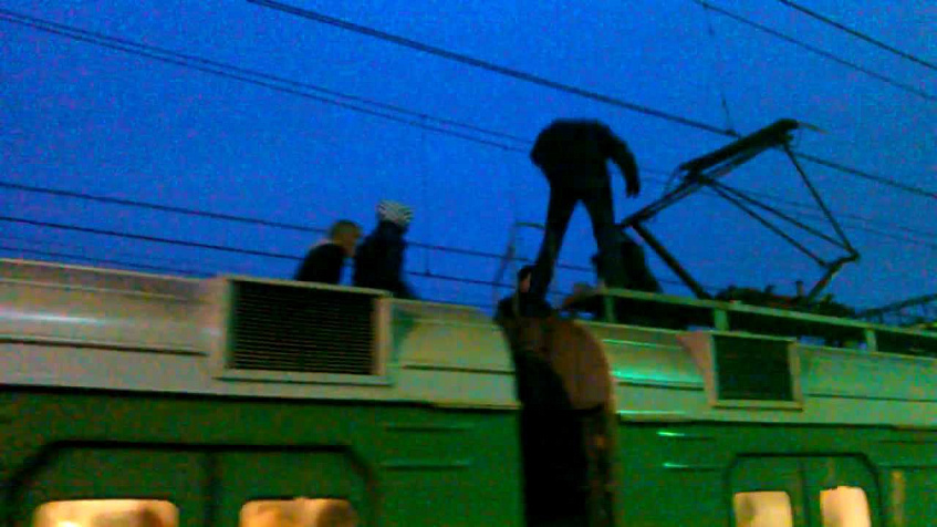 В Нахабино с крыши поезда сняли мёртвого «зацепера»