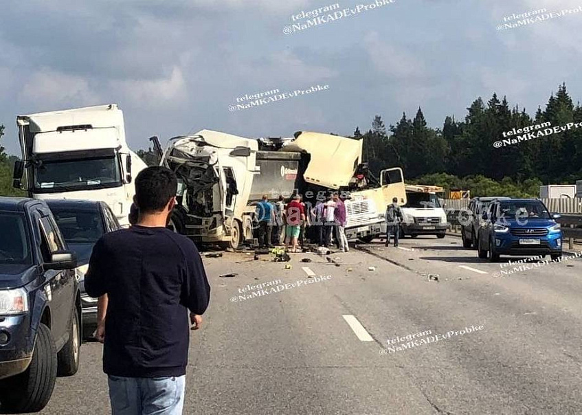 Массовая авария с грузовиками произошла на Новорижском шоссе
