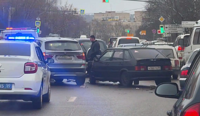 На Волоколамском шоссе в Истре столкнулись два автомобиля