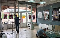 В молодёжном центре «МИР» монтируют раздвижные двери на двух входах