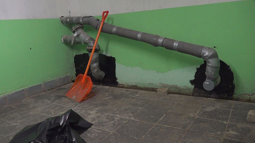 Канализационный кризис в Чёрной: жители в шоке от антисанитарии в затопленных подвалах