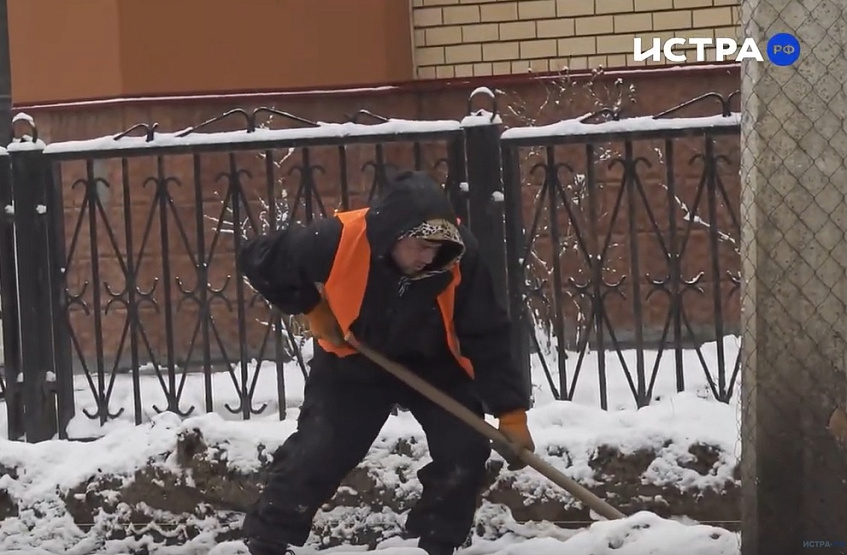 За складирование снега во дворах подрядчик привлечён к ответственности