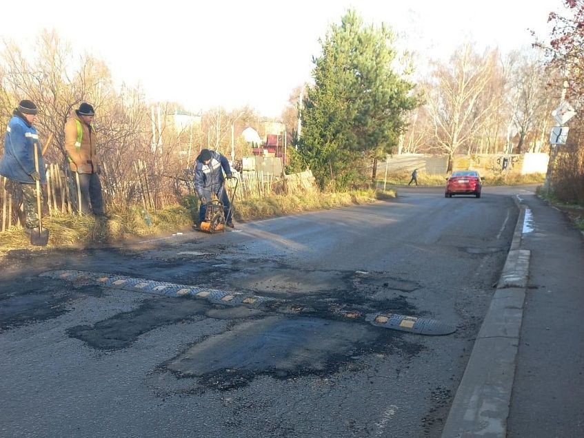 «И так сойдёт!» В Покровском залатали ямы поверх искусственной неровности 
