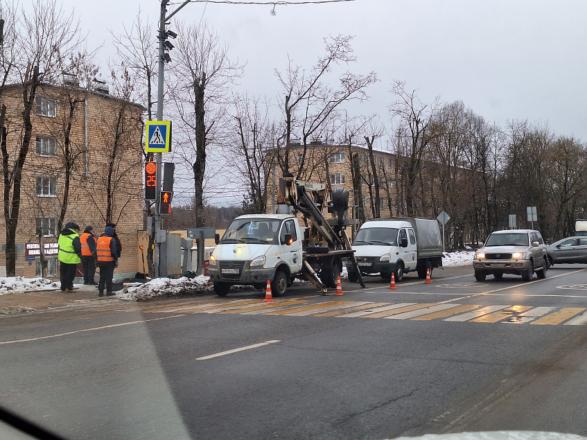 На Советской улице пытаются наладить подсветку на светофоре