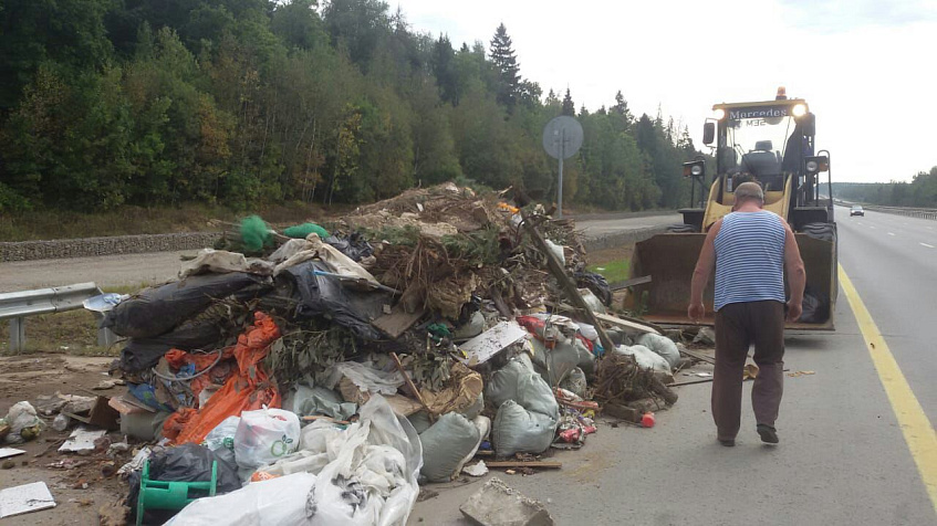 Свалка на Новой Риге: федеральную трассу перепутали с полигоном для мусора