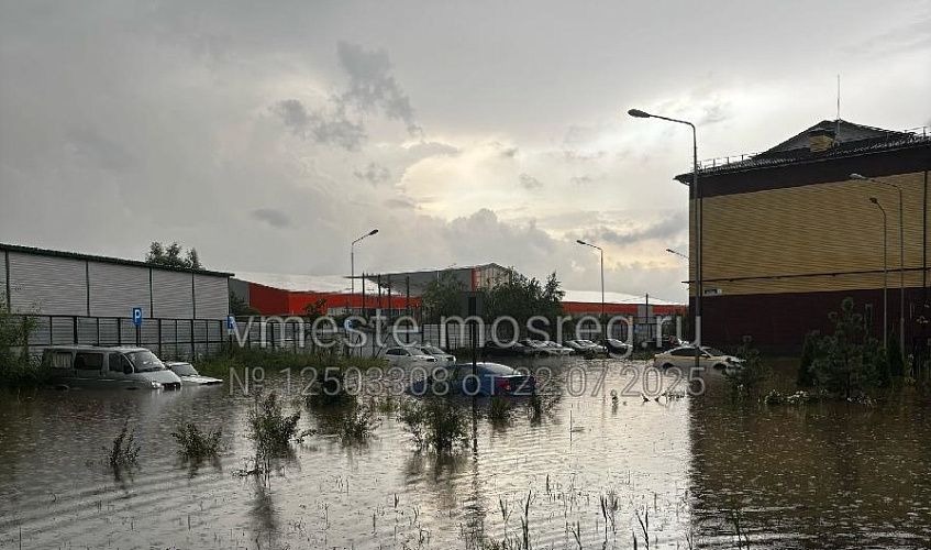 В Лобаново во время дождя затопило несколько машин