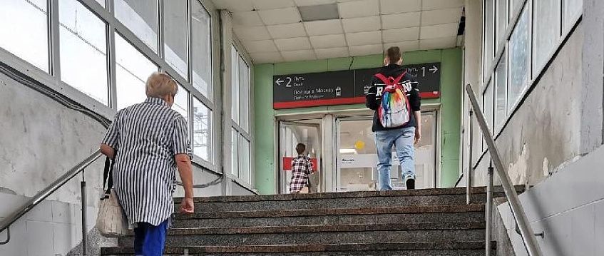 Станция Дедовск: потолок не выдержал дождя 