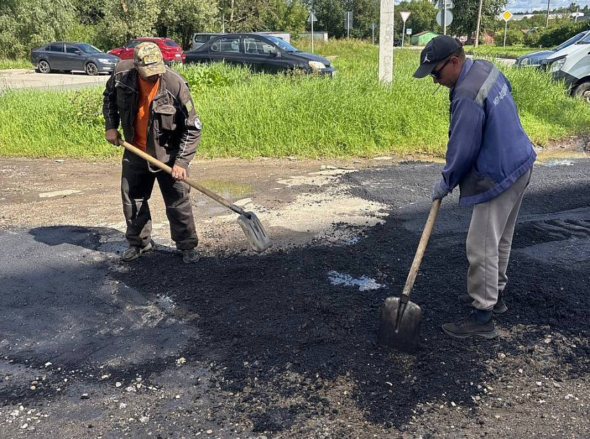 В Дедовске заделали ямы во дворах