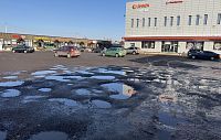Ямы на частной парковке в Ленино ремонтируют только после жалоб 