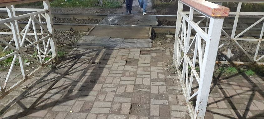 Истринцы рискуют угодить под поезд, переходя пути по разбитой плитке