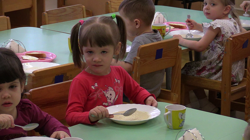 Как кормят детей в садах и школах?
