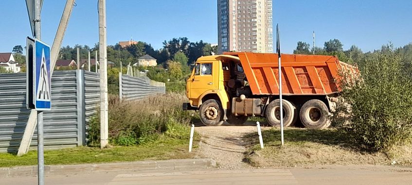 В Восточном стройтехника разносит по дорогам грязь и глину