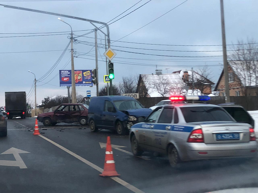 Два легковых автомобиля столкнулись на Волоколамском шоссе