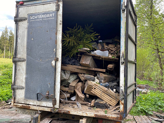 «Газель», полную мусора, пытались выгрузить в истринском лесу
