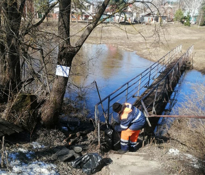 Коммунальщики убрали мусор у затопленного моста в Лучинском