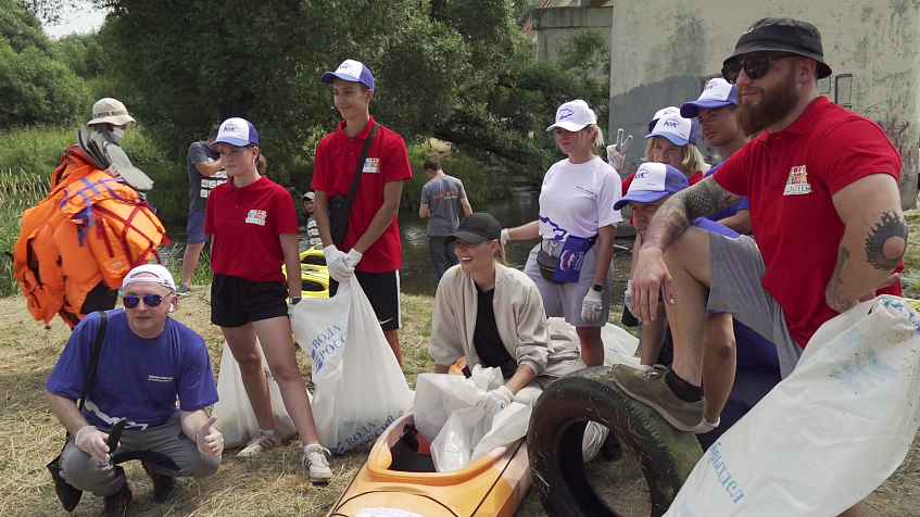 Звёзды, политики и 500 волонтёров очистили берег реки Истры