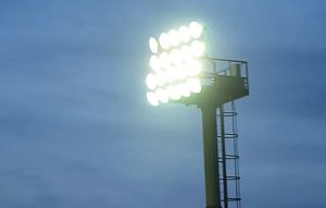 В деревне Чёрная не смогли заменить лампы освещения на школьном стадионе