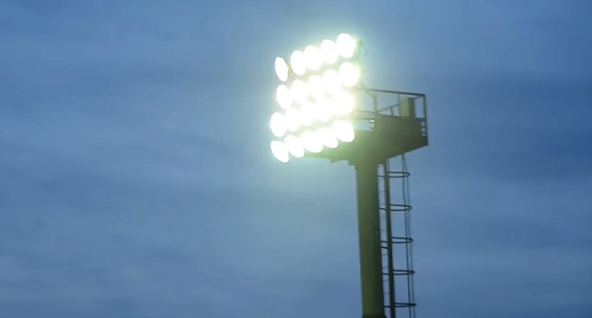 В деревне Чёрная не смогли заменить лампы освещения на школьном стадионе