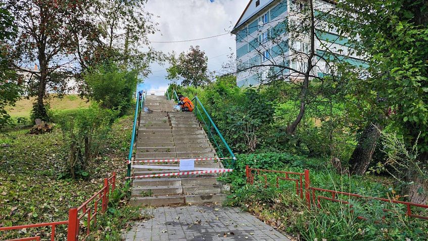 В Кострово начали ремонт ступеней на пешеходной дорожке