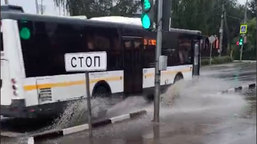 По колено в воде и грязи