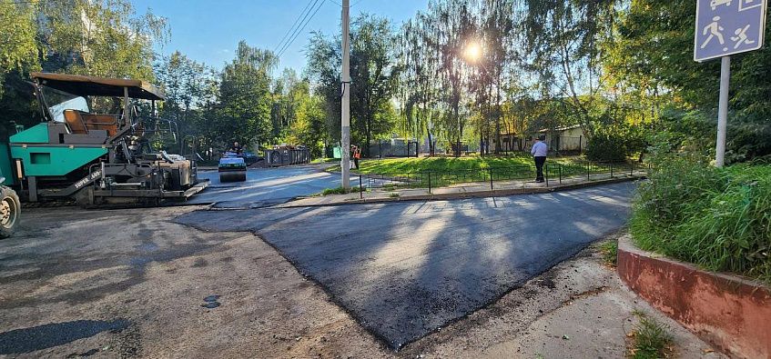 Возле капитально отремонтированного Истринского лицея положили новый асфальт