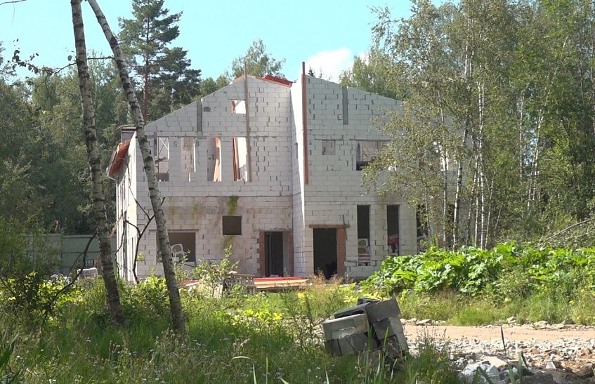 В лесу вблизи Духанино идёт строительство 