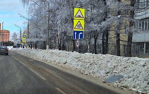 На центральной улице Истры выделенная полоса для автобусов завалена снегом
