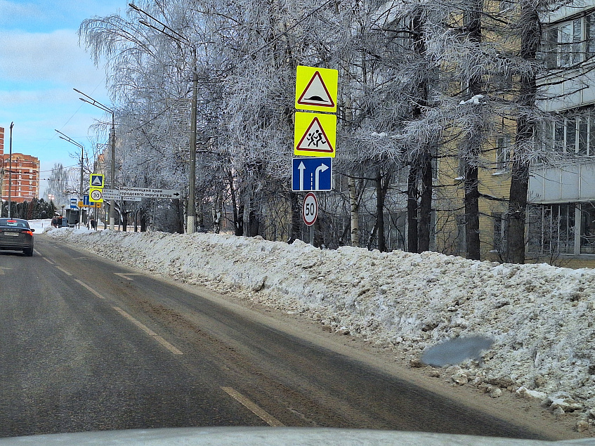 На центральной улице Истры выделенная полоса для автобусов завалена снегом