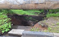 Оползень возле парка на реке Песочной: дороге грозит обрушение