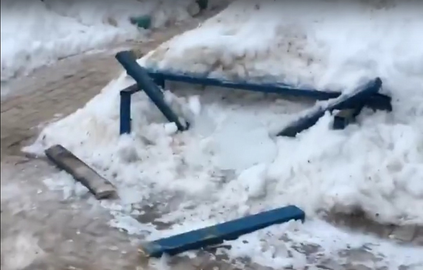 Глыба льда вдребезги разбила скамейку 