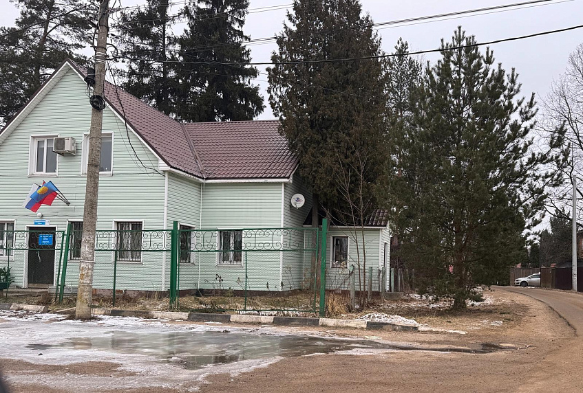 Администрация Снегирей не видит утечку канализации у себя под окнами