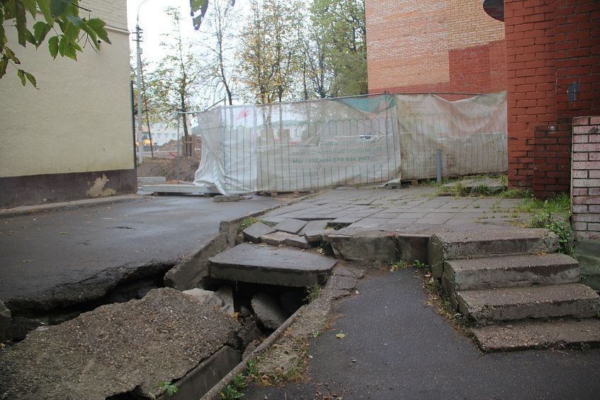 Истринцам приходится обходить обещанное благоустройство в центре города опасным путём