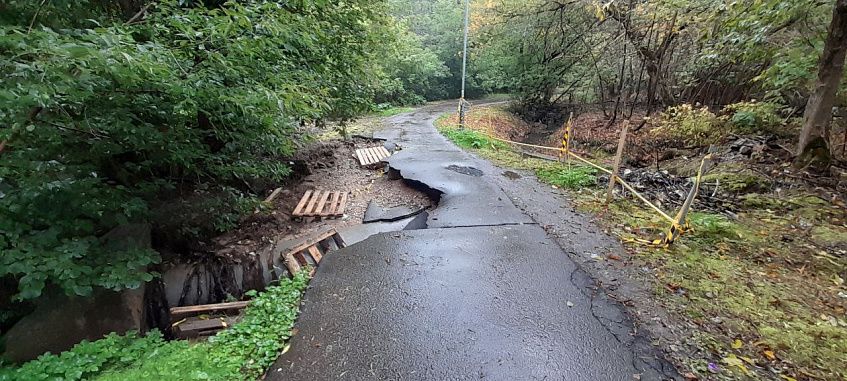 Неожиданный провал: в Истре тротуар ушёл из-под ног пешеходов