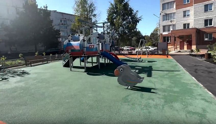 Без качелей, каруселей и песочницы: в Новопетровском открылась новая детская площадка