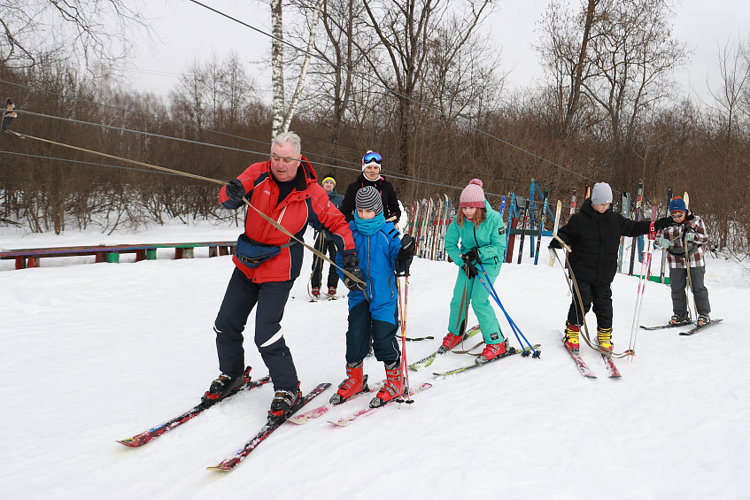 Юные туристы из Павловской школы впервые встали на горные лыжи
