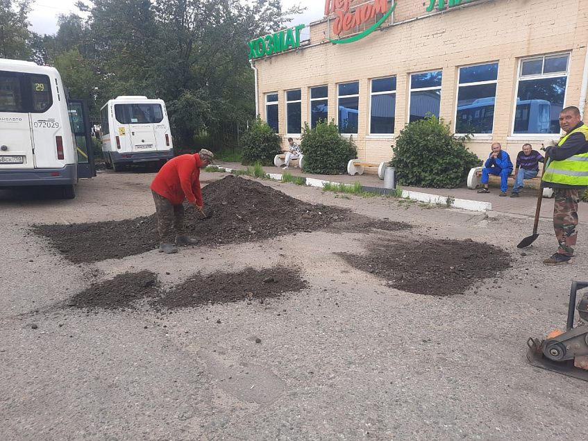 Дождались! Ямы на автостанции заметили не только водители и пассажиры