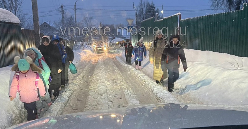 В Дедовске на единственной дороге к школе детям некуда деться от машин