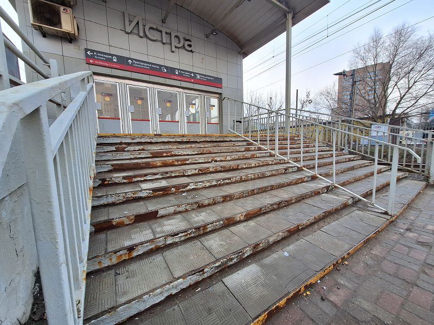 «Жемчужина Подмосковья» встречает туристов ржавыми поручнями и разбитой плиткой
