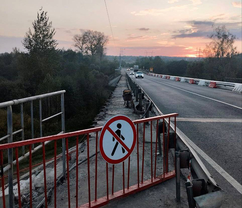 Временно ограничили пешеходное движение на мосту через реку Истра 