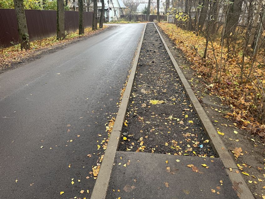 Тротуар к школе в Снегирях остался без асфальта