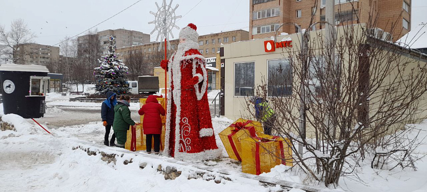 Истру продолжают украшать к праздникам, но не спешат расчищать от снега