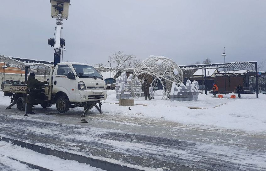 В Истре разбирают новогодние инсталляции