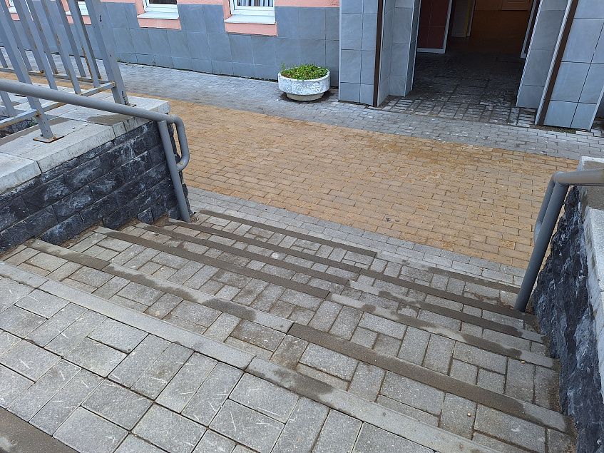 Женщина с ребёнком на руках едва не упала с лестницы у детской поликлиники