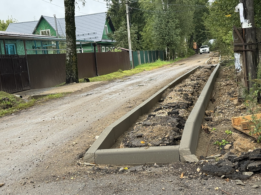 В Снегирях ремонтируют тротуар к школе