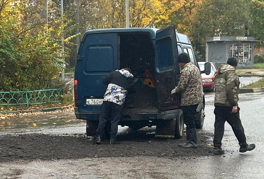 «Сапогами разровняли и уехали»: в Глебовском асфальт кладут в лужи