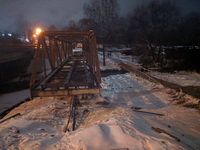 Полным ходом идёт ремонт пешеходного моста через реку Песочную 